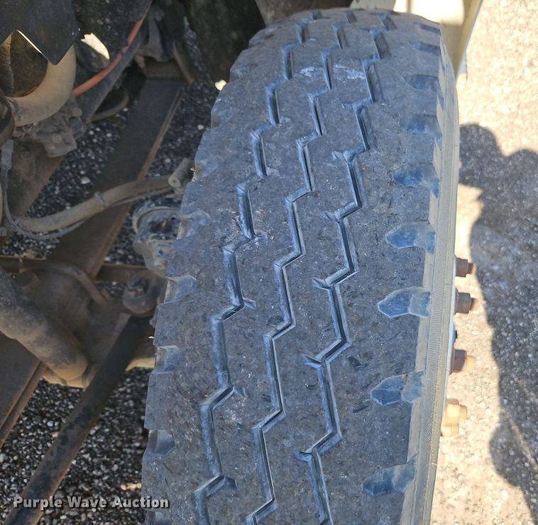 image for item EI8413 2006 Ford F750 Super Duty XLT wireline truck