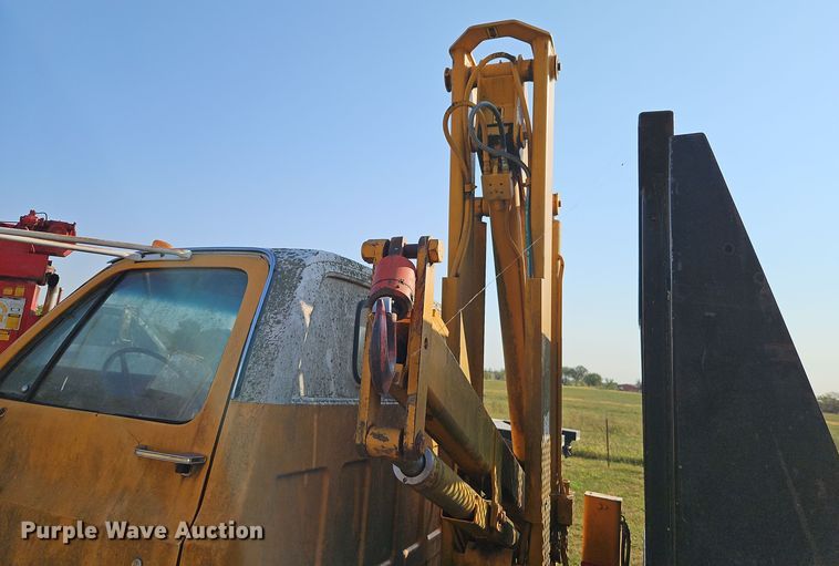 image for item EI8421 1985 GMC  C6000 flatbed truck