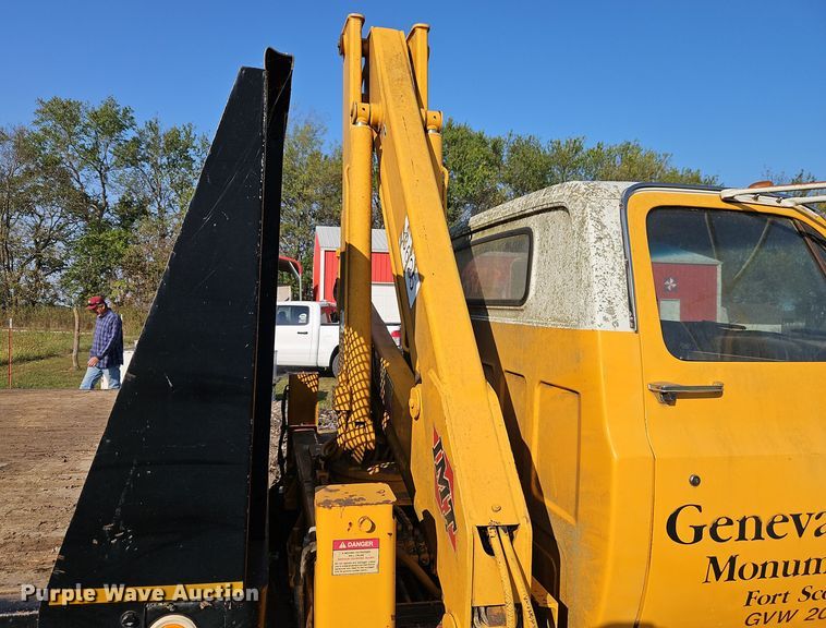 image for item EI8421 1985 GMC  C6000 flatbed truck