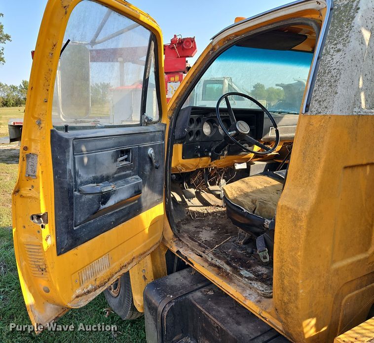 image for item EI8421 1985 GMC  C6000 flatbed truck