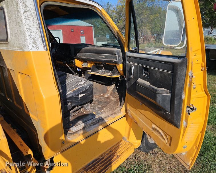 image for item EI8421 1985 GMC  C6000 flatbed truck