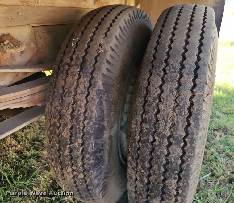 image for item EI8421 1985 GMC  C6000 flatbed truck