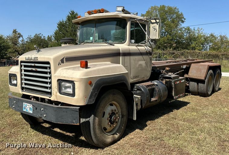 image for item EJ4881 1993 Mack RD690S rollback truck