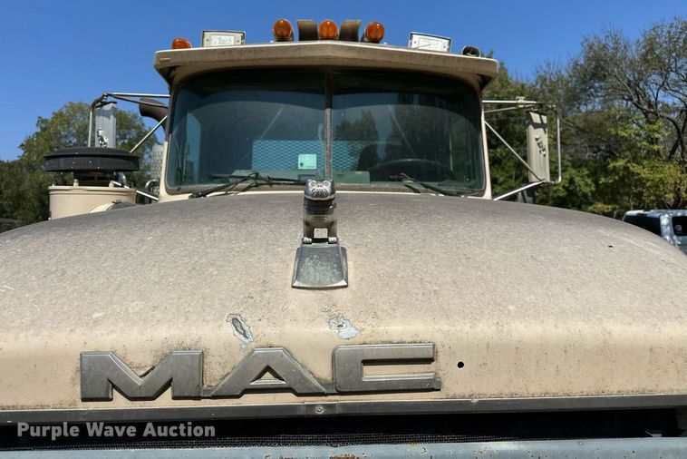 image for item EJ4881 1993 Mack RD690S rollback truck