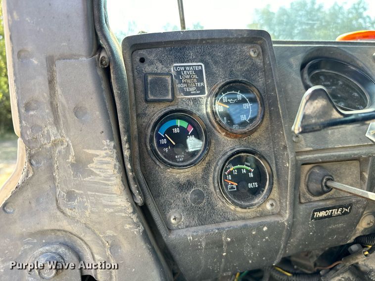 image for item EJ4881 1993 Mack RD690S rollback truck