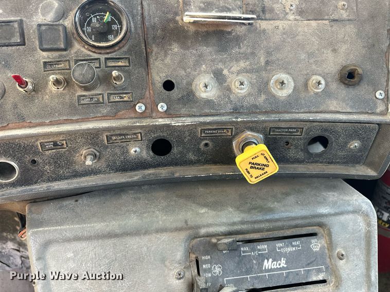 image for item EJ4881 1993 Mack RD690S rollback truck