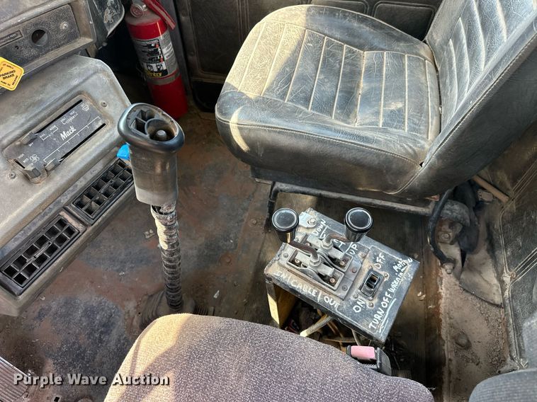 image for item EJ4881 1993 Mack RD690S rollback truck