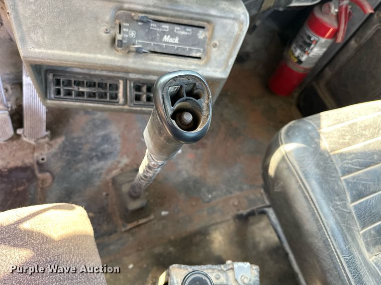 image for item EJ4881 1993 Mack RD690S rollback truck