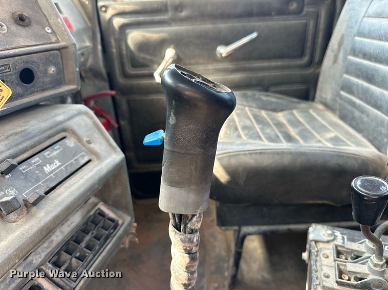 image for item EJ4881 1993 Mack RD690S rollback truck