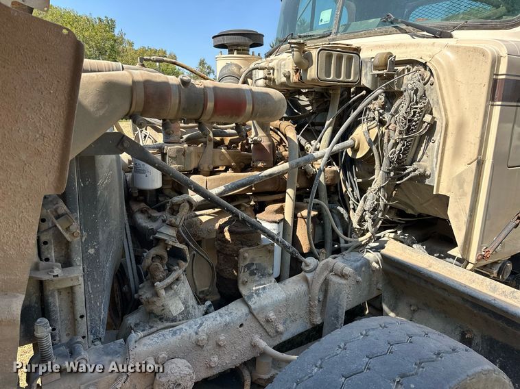 image for item EJ4881 1993 Mack RD690S rollback truck