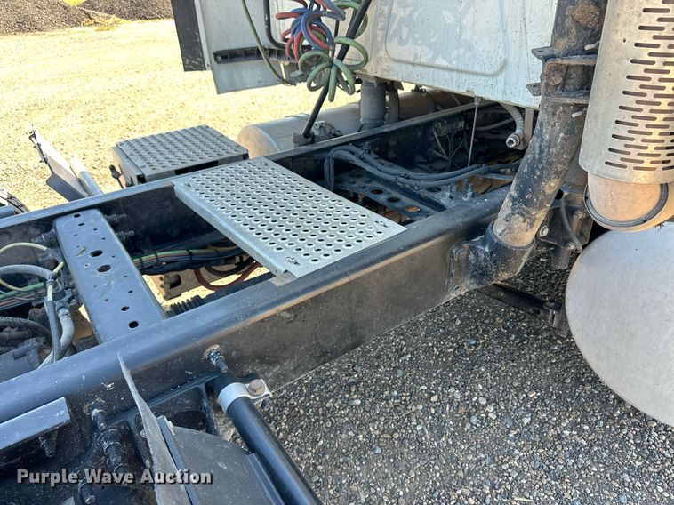 image for item ER8024 2015 International ProStar Plus semi truck