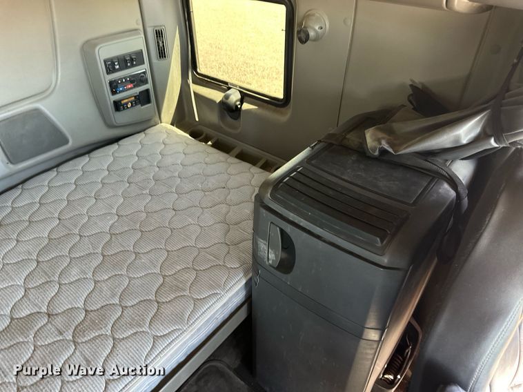 image for item ER8024 2015 International ProStar Plus semi truck