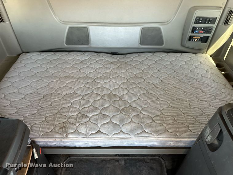 image for item ER8024 2015 International ProStar Plus semi truck