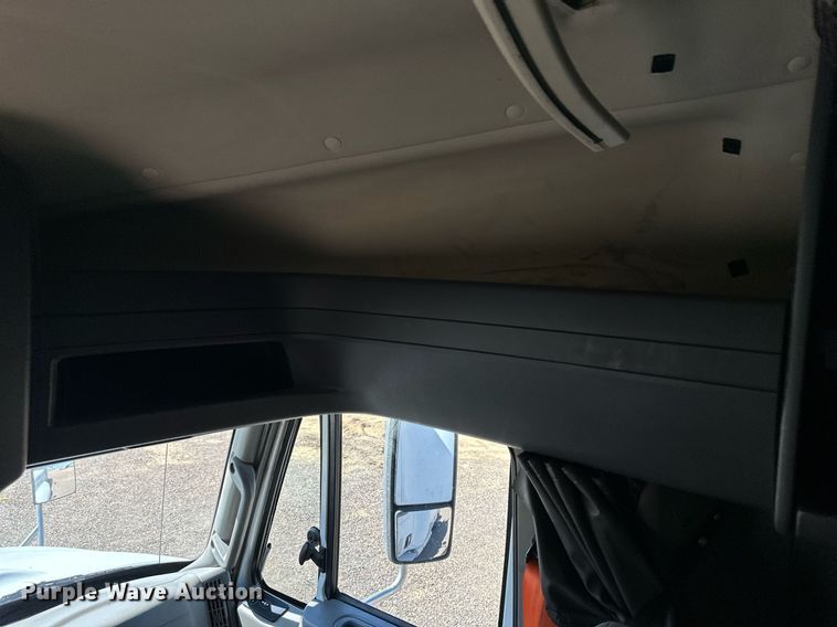 image for item ER8024 2015 International ProStar Plus semi truck