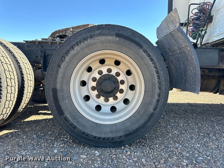 image for item ER8024 2015 International ProStar Plus semi truck