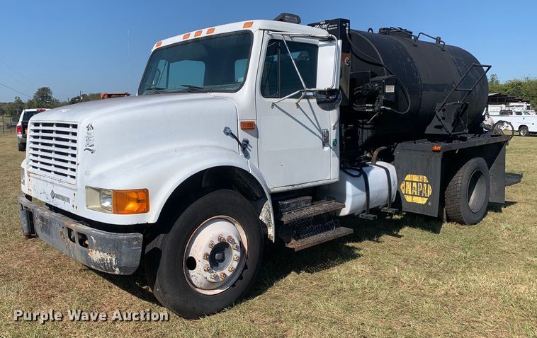 image for item JT9734 1992 International  4700  oil distributor truck