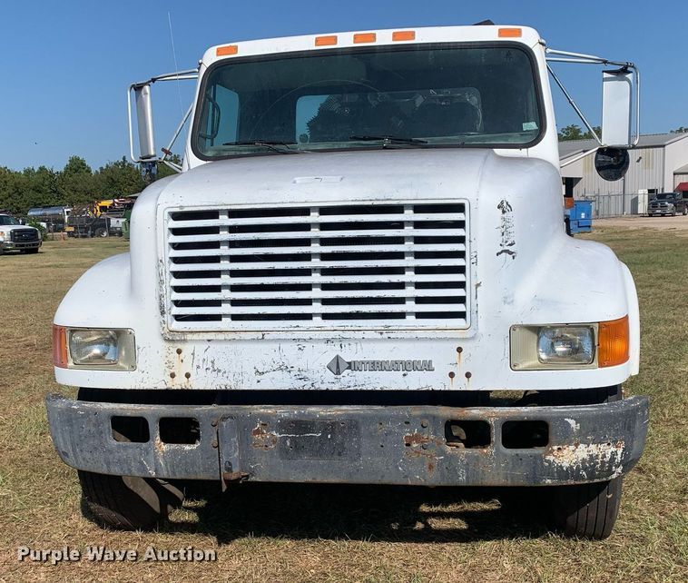 image for item JT9734 1992 International  4700  oil distributor truck