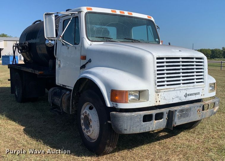 image for item JT9734 1992 International  4700  oil distributor truck