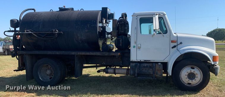 image for item JT9734 1992 International  4700  oil distributor truck