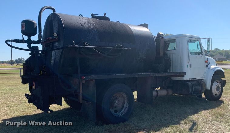 image for item JT9734 1992 International  4700  oil distributor truck