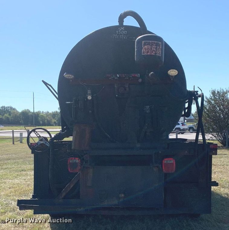 image for item JT9734 1992 International  4700  oil distributor truck