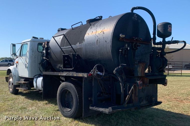 image for item JT9734 1992 International  4700  oil distributor truck