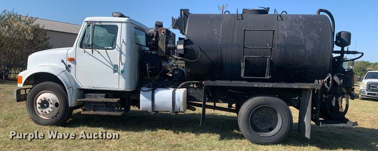 image for item JT9734 1992 International  4700  oil distributor truck