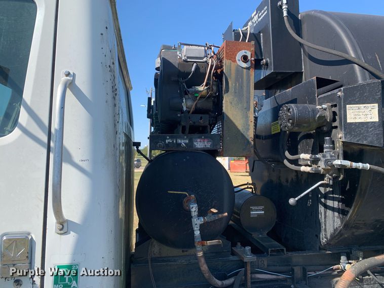 image for item JT9734 1992 International  4700  oil distributor truck