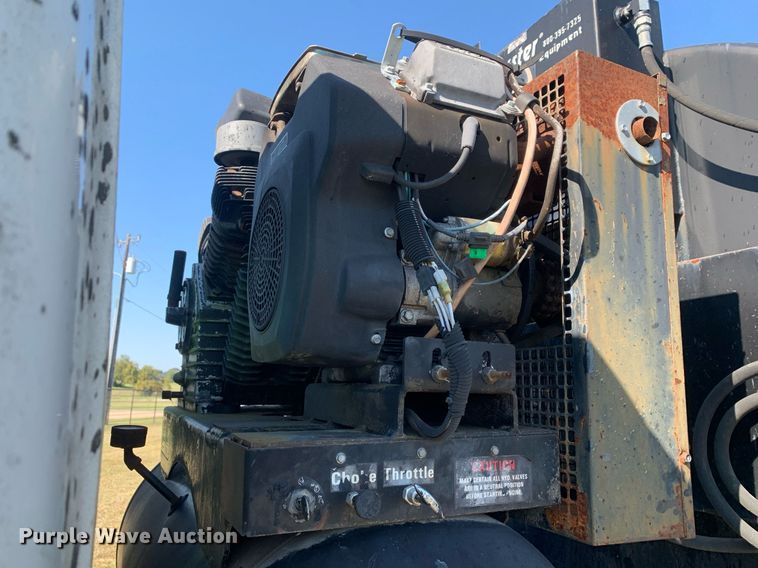 image for item JT9734 1992 International  4700  oil distributor truck