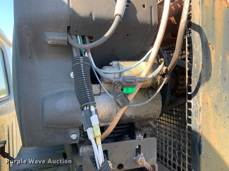 image for item JT9734 1992 International  4700  oil distributor truck