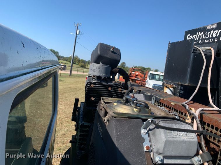 image for item JT9734 1992 International  4700  oil distributor truck