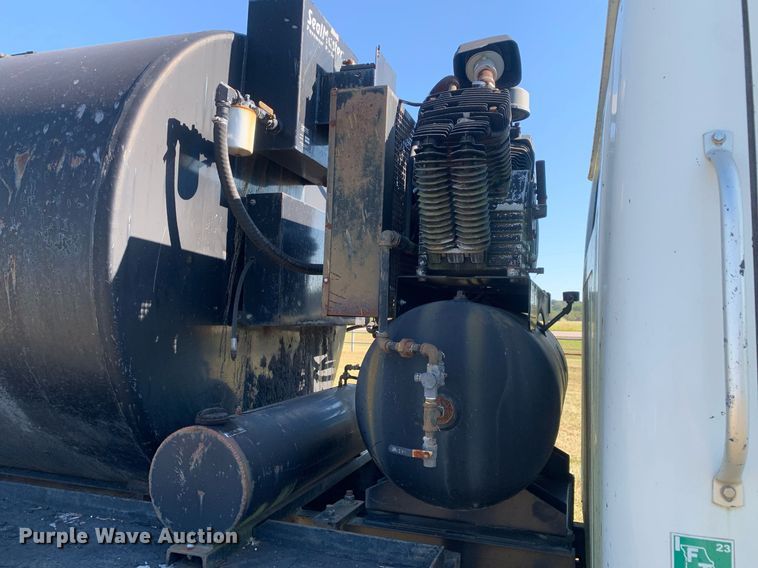 image for item JT9734 1992 International  4700  oil distributor truck