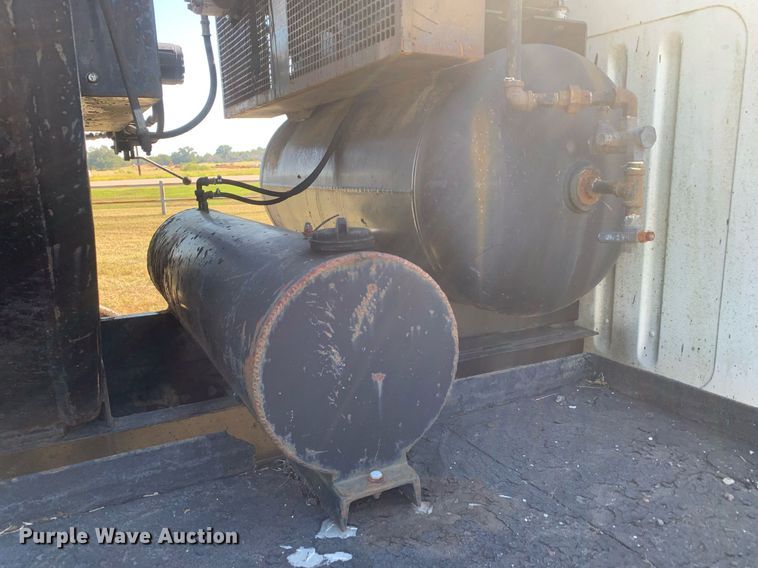 image for item JT9734 1992 International  4700  oil distributor truck