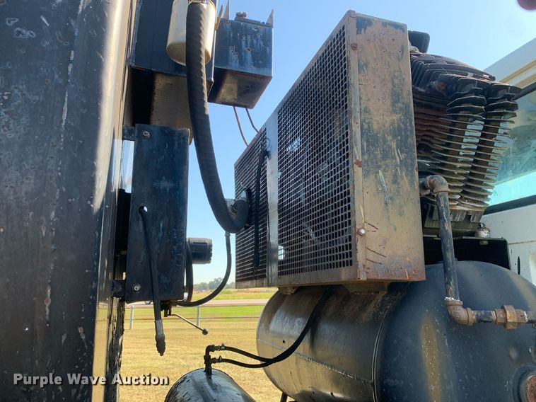 image for item JT9734 1992 International  4700  oil distributor truck