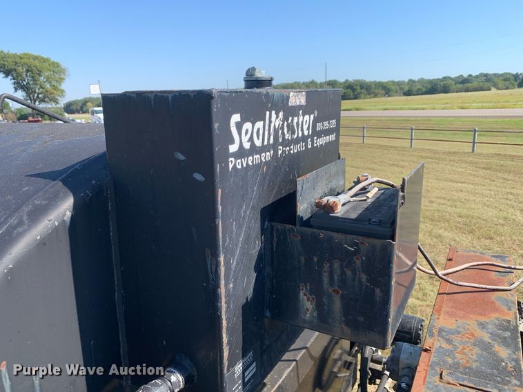 image for item JT9734 1992 International  4700  oil distributor truck