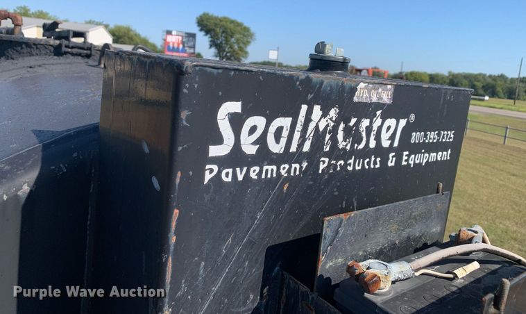 image for item JT9734 1992 International  4700  oil distributor truck