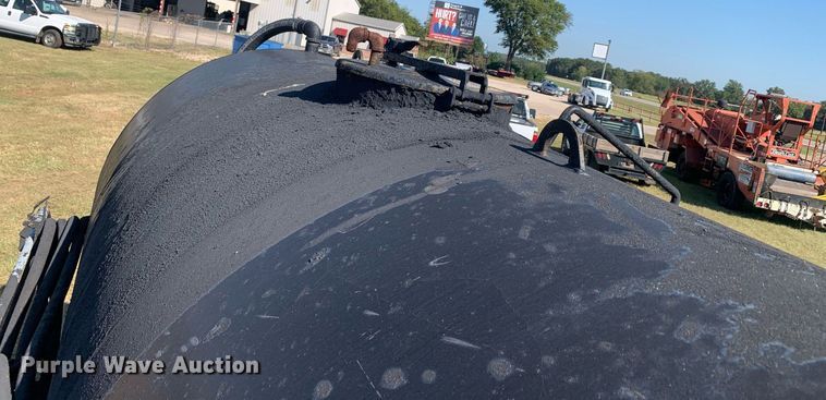 image for item JT9734 1992 International  4700  oil distributor truck