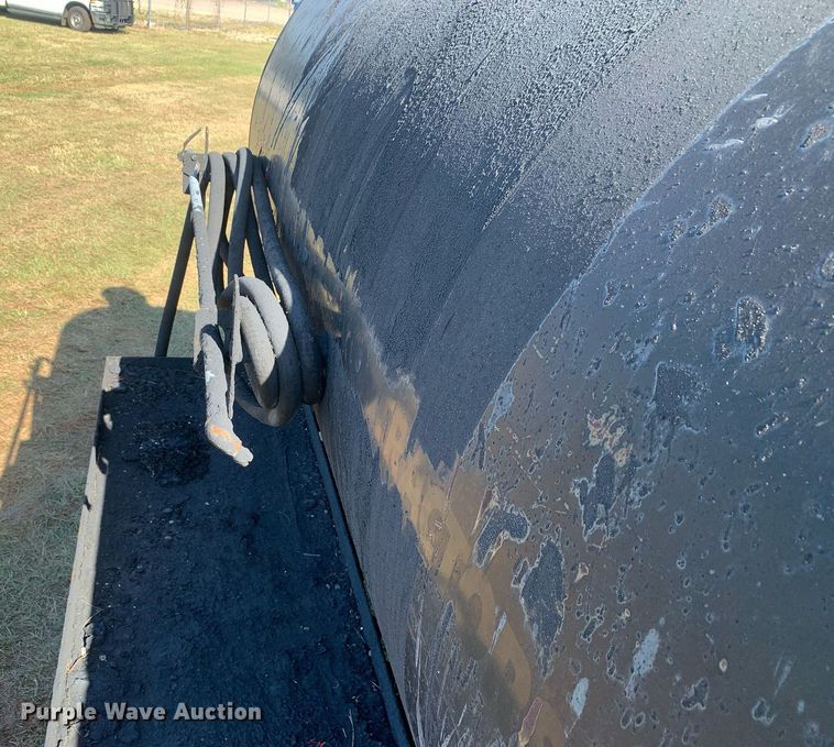 image for item JT9734 1992 International  4700  oil distributor truck