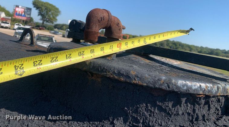 image for item JT9734 1992 International  4700  oil distributor truck