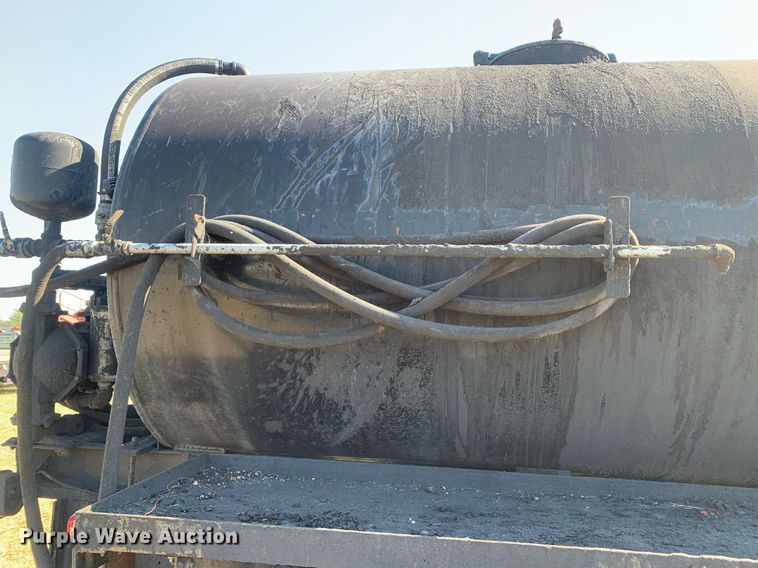 image for item JT9734 1992 International  4700  oil distributor truck