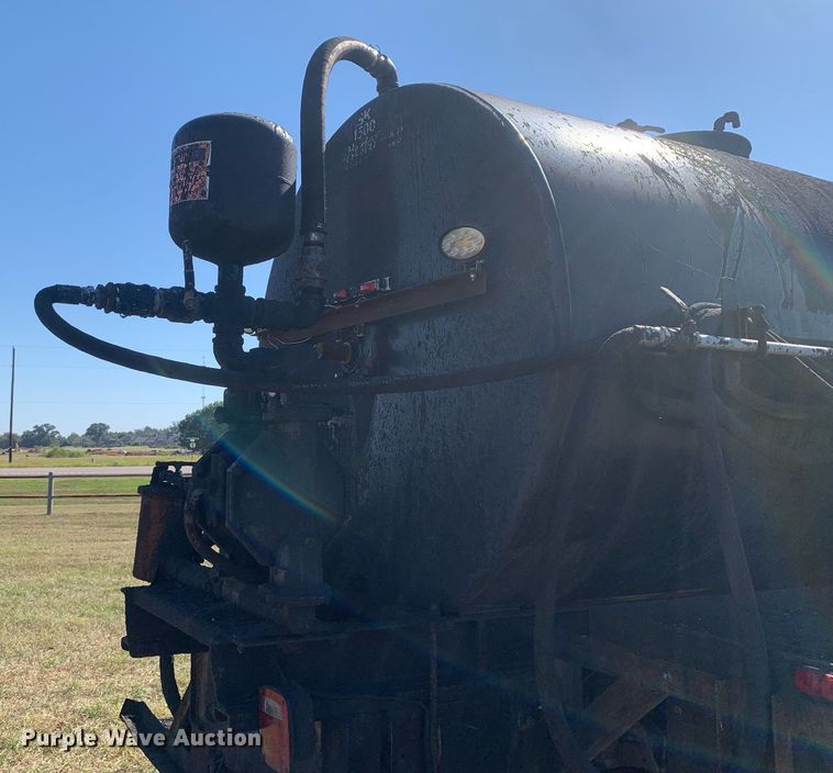 image for item JT9734 1992 International  4700  oil distributor truck