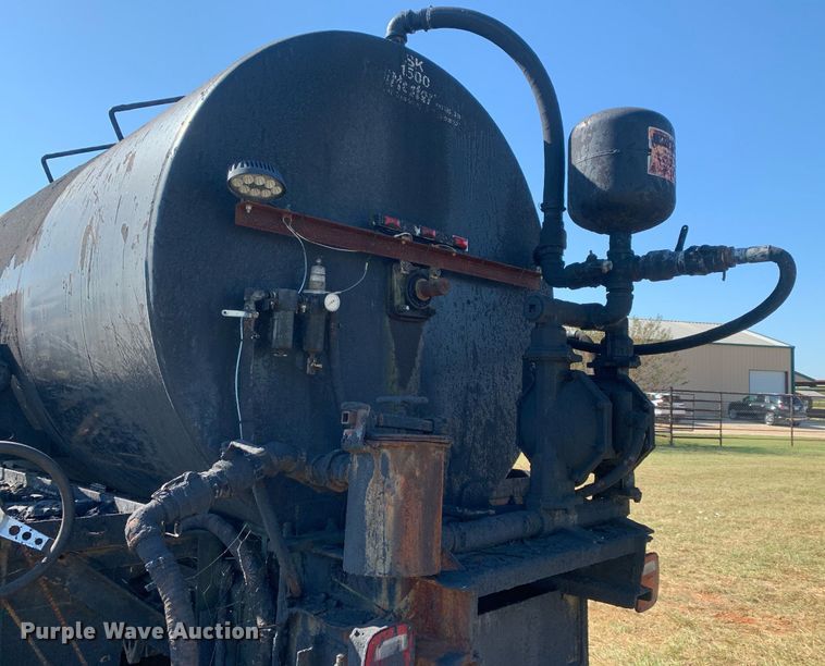 image for item JT9734 1992 International  4700  oil distributor truck