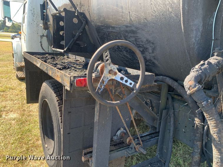 image for item JT9734 1992 International  4700  oil distributor truck