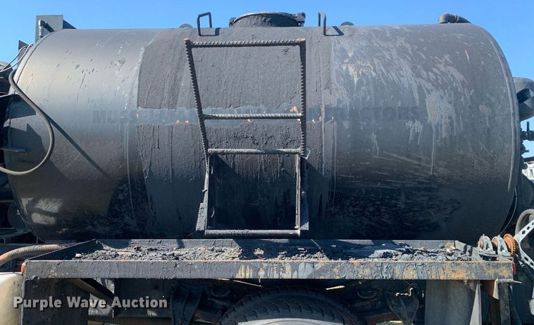 image for item JT9734 1992 International  4700  oil distributor truck