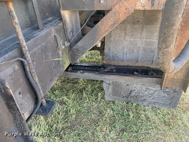 image for item JT9734 1992 International  4700  oil distributor truck