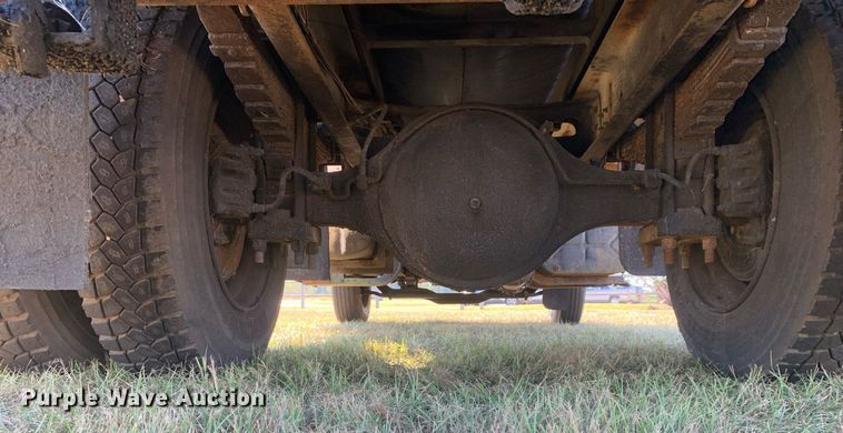 image for item JT9734 1992 International  4700  oil distributor truck