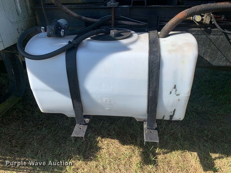 image for item JT9734 1992 International  4700  oil distributor truck