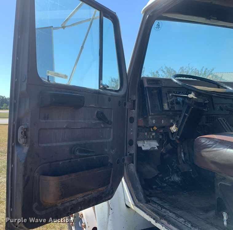 image for item JT9734 1992 International  4700  oil distributor truck