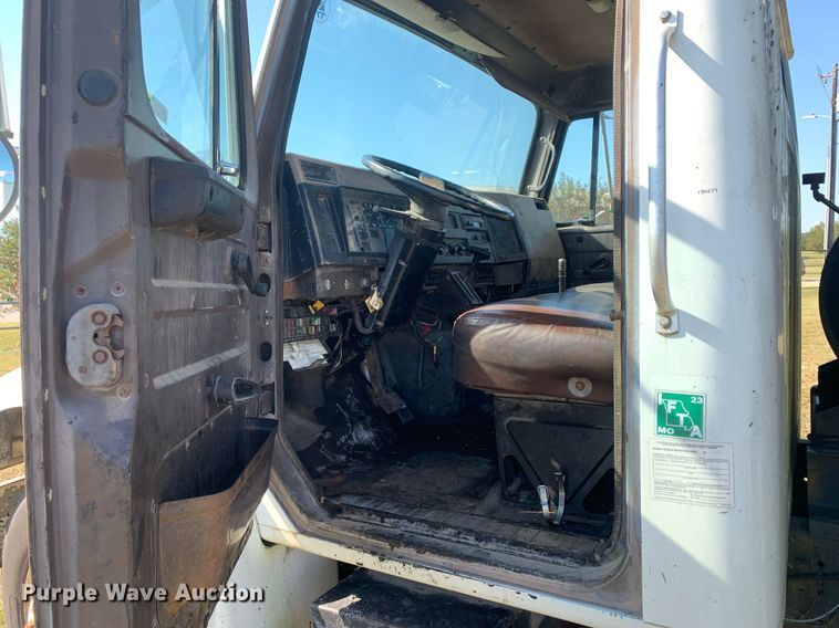 image for item JT9734 1992 International  4700  oil distributor truck