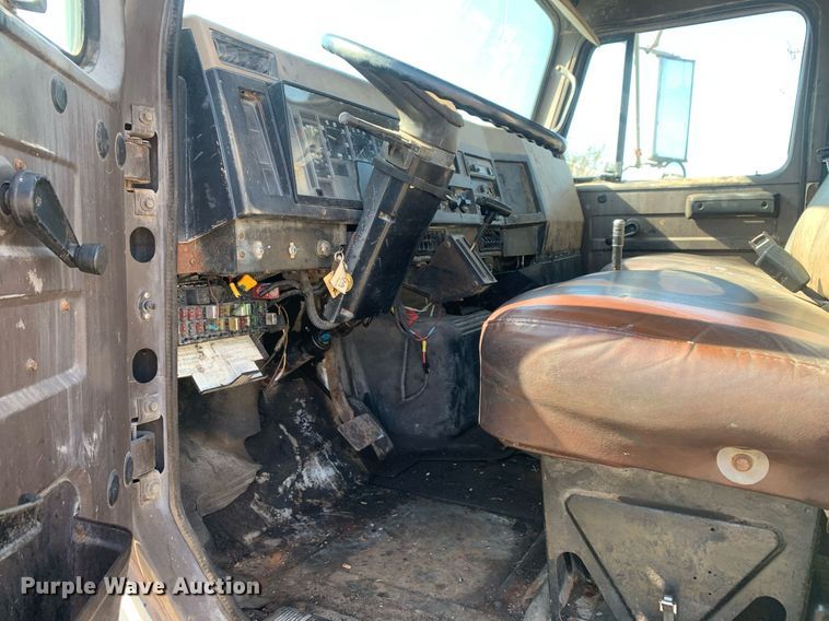 image for item JT9734 1992 International  4700  oil distributor truck